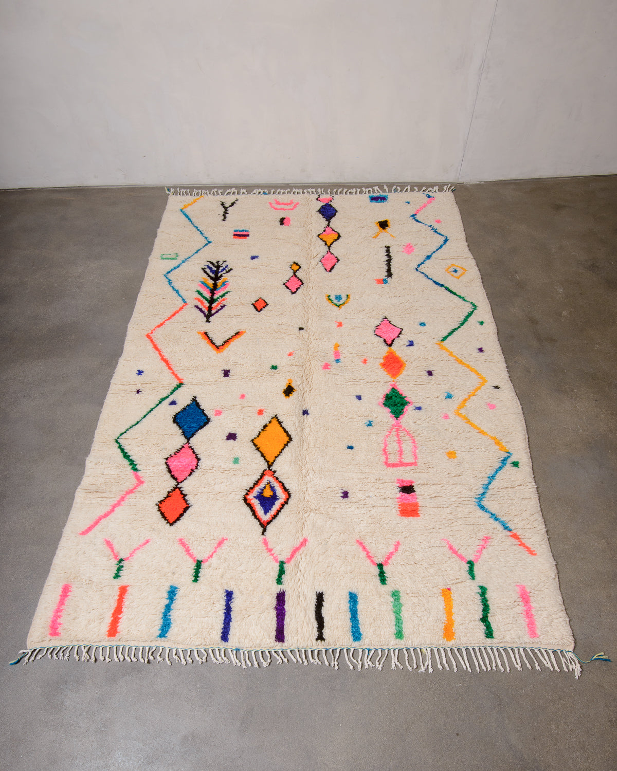 Modern designer handcrafted Berber rug from Morocco. Azilal rug with beautiful colours and patterns. Made of sheep’s wool and cotton.
